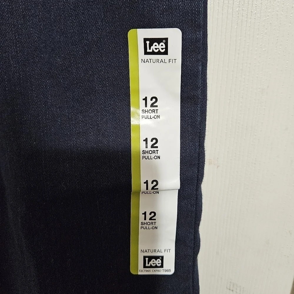 Lee Natural Fit Barely Bootcut Pull On Jeans Size 12 Short